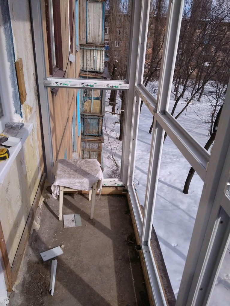 Обшивка балкона снаружи профнастилом и остекление, Кривой Рог
