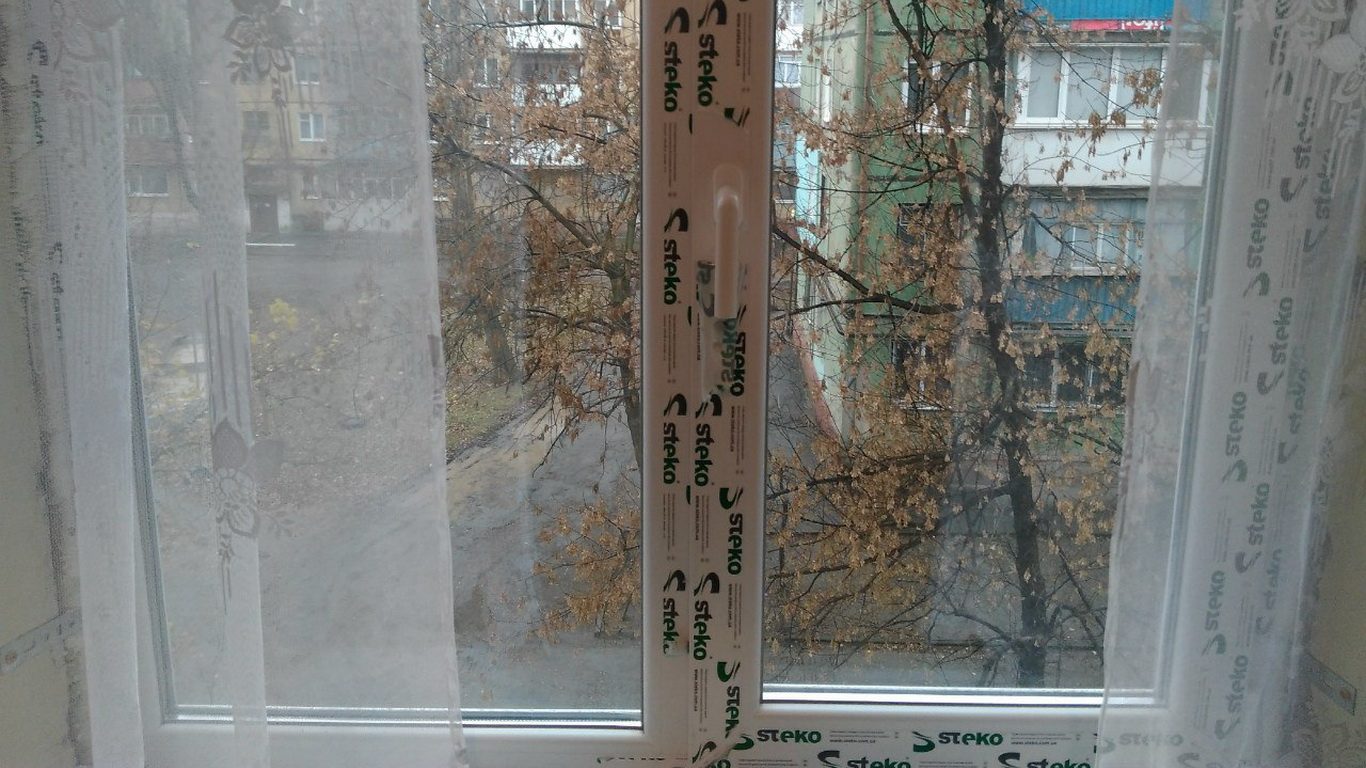 Внутрішній вигляд заскленого балкона після налаштування фурнітури